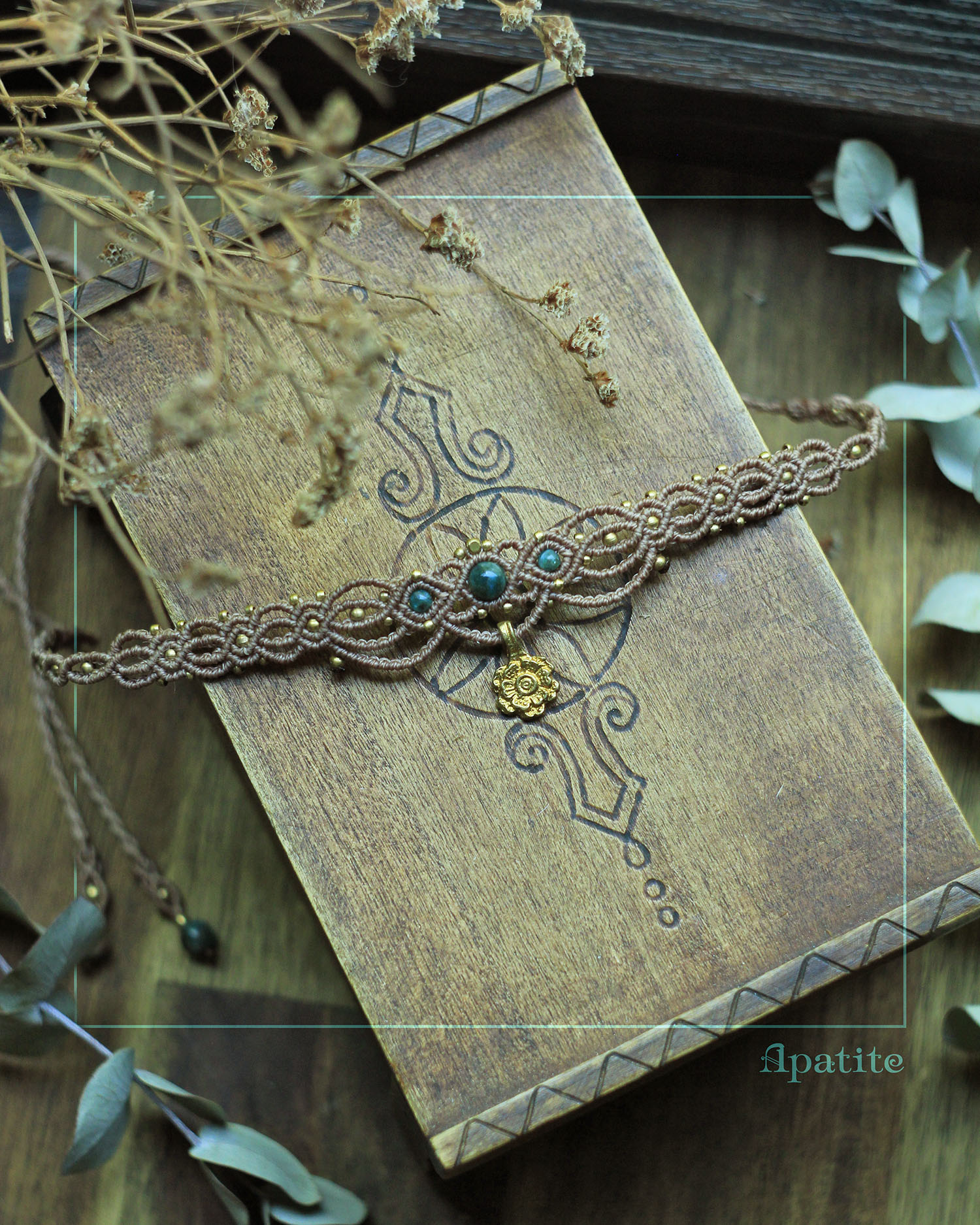 Tusitalka_macrame_necklace-choker_beige_apatite-brass 1