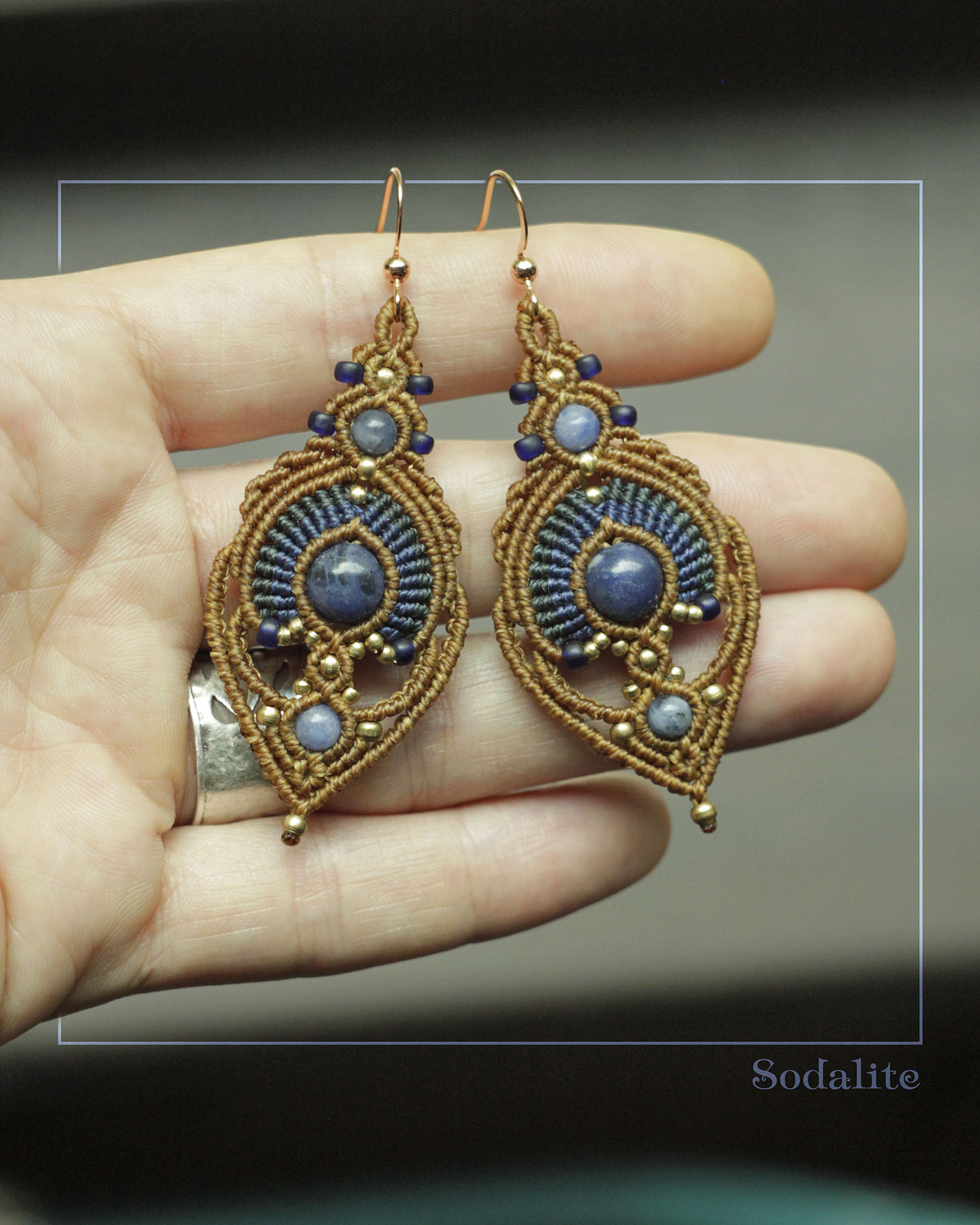 Tusitalka_macrame earrings_peacock_beige-dark blue_sodalite 1