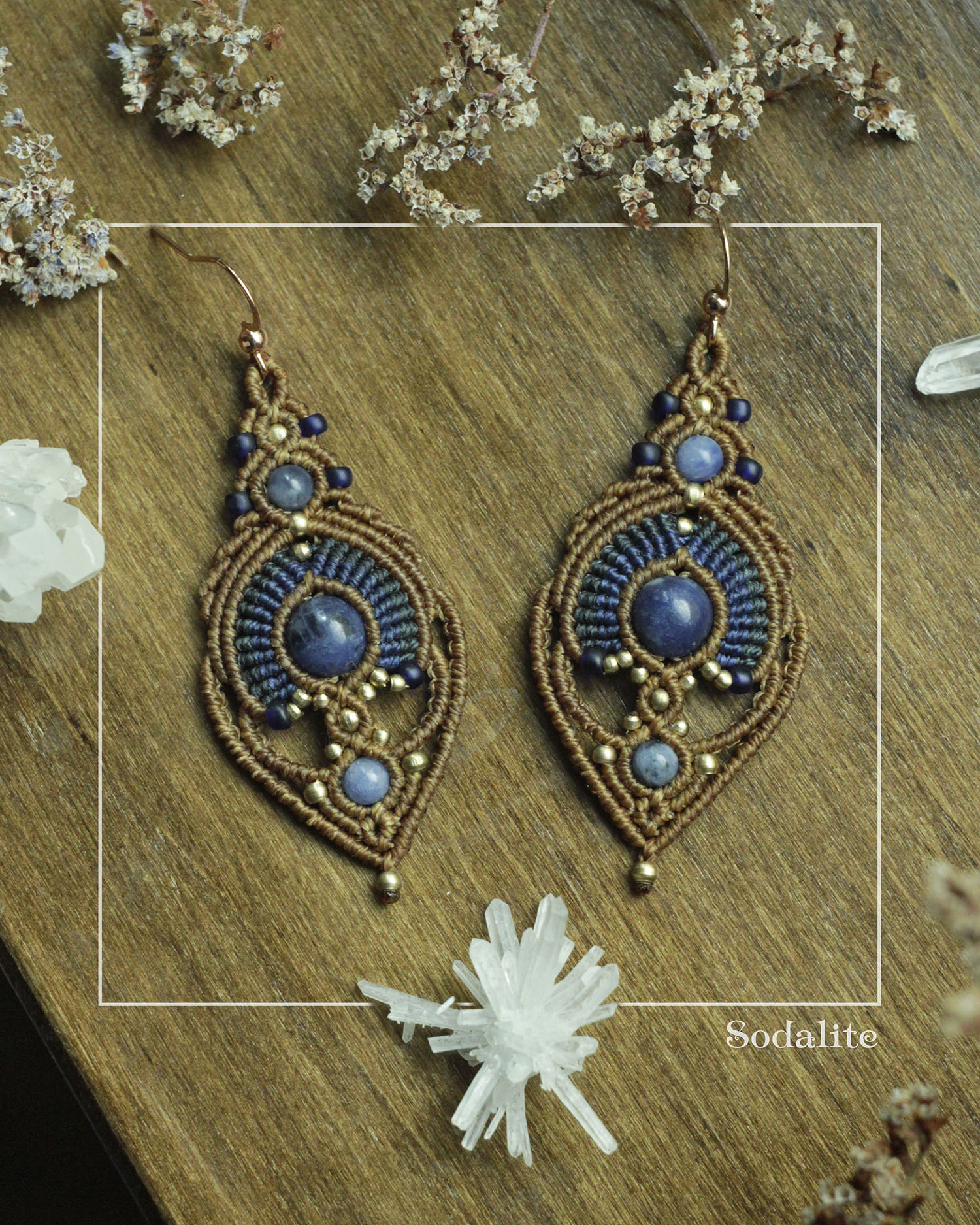 Tusitalka_macrame earrings_peacock_beige-dark blue_sodalite 2