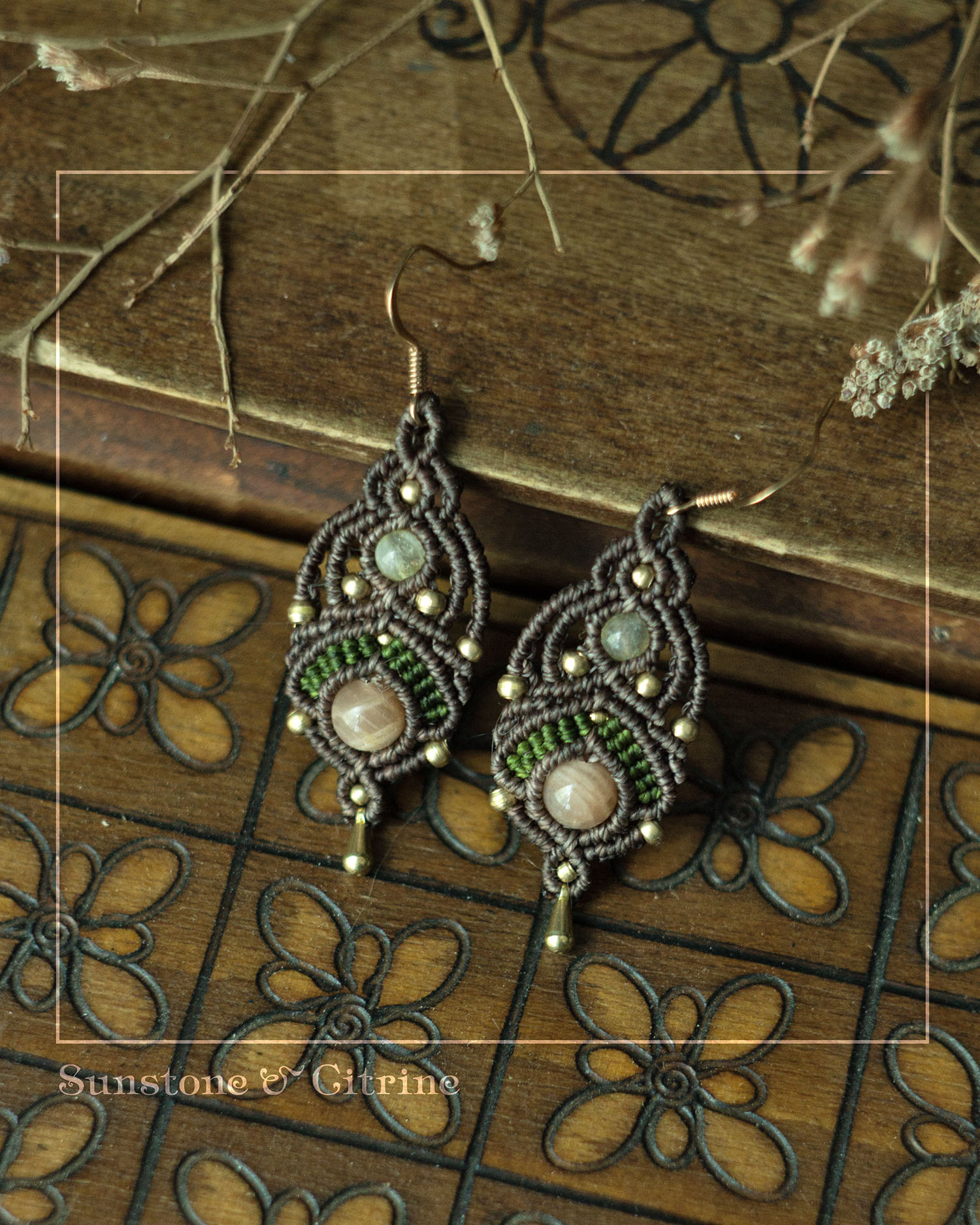 Tusitalka_macrame earrings_beige-green_sunstone-citrine_brass 2