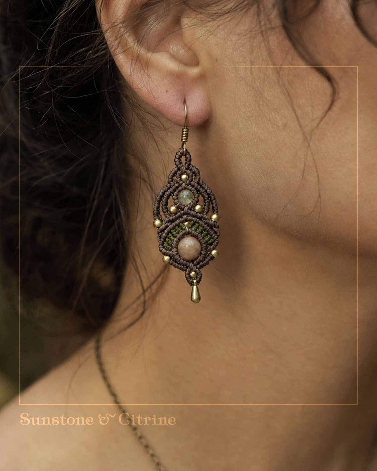 Tusitalka_macrame earrings_beige-green_sunstone-citrine_brass 3
